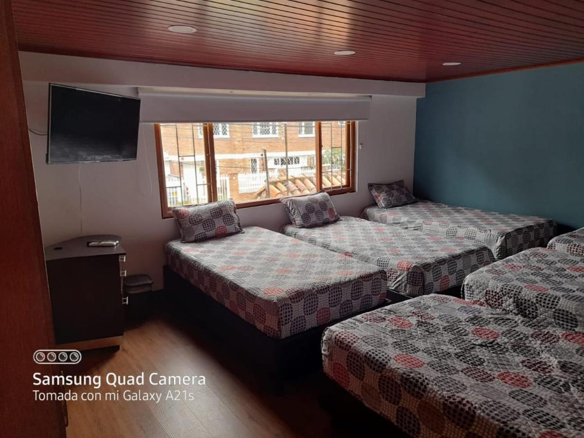 Acogedor Hostal Usaquen La Parada Del Tren Богота Екстериор снимка